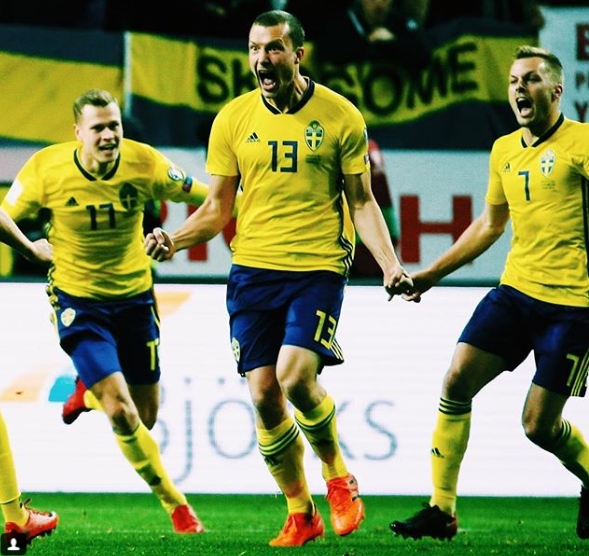 스웨덴 야코브 요한손(가운데)이 지난 11일 스웨덴 스톡홀름 프렌즈 아레나에서 열린 2018 러시아 월드컵 유럽지역 플레이오프 1차전에서 후반 16분 결승골을 터뜨린 뒤 환호하고 있다./사진= 2018 러시아 월드컵 사이트