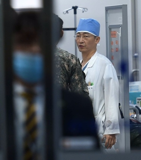  13일 오후 판문점 공동경비구역(JSA) 지역으로 한 북한 군인이 귀순, 경기 수원 아주대학교병원 경기남부 권역외상센터로 이송 된 것으로 알려진 가운데 이국종 센터장이 수술을 준비하고 있다./뉴시스