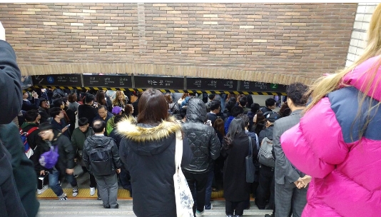 13일에 이어 서울 지하철 2호선이 14일에도 또다시 문젠가 발생해 열차 운행이 지연되고 있는 것으로 알려져 출근길 시민들이 불편을 겪고 있다./사진= 트위터