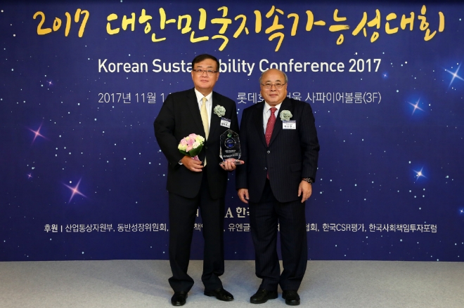 신한은행은 14일 한국표준협회 주최 '2017 대한민국 지속가능성대회'에서 '대한민국 지속가능성 지수(KSI, Korean Sustainability Index)' 은행부문 6년 연속 1위 기업으로 선정됐다.