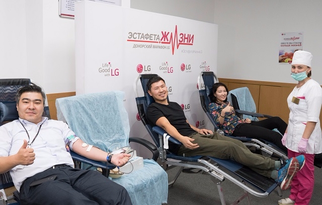 LG전자 카자흐스탄 법인 직원들이 ‘2017 굿 라이프스 굿 위드 LG’ 캠페인에 동참해 헌혈하고 있다.