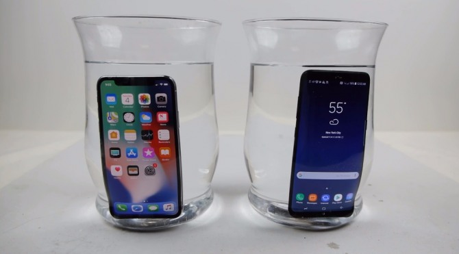 두 번째 실험은 얼음이 담긴 물컵에 스마트폰을 완전히 잠기게 한 다음 기능상의 문제점을 테스트한 내한 및 방수 극복 실험이다. 자료=테크렉스