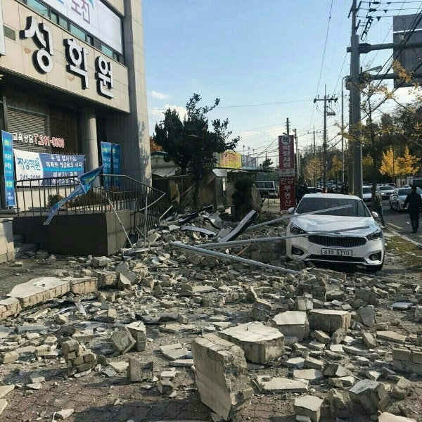 15일 포항에서 발생한 지진으로 건물 외벽이 도로로 떨어져 있다. 포항에서는 한동대학교 외벽이 무너지는 등 피해가 잇따랐다.