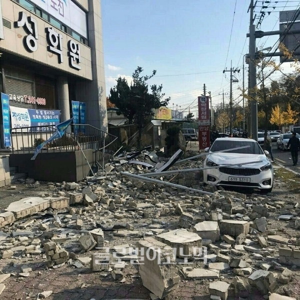 15일 포항에서 발생한 지진으로 건물 외벽이 도로로 떨어져 있다. 포항에서는 한동대학교 외벽이 무너지는 등 피해가 불어나고 있다./ 사진=독자 제보