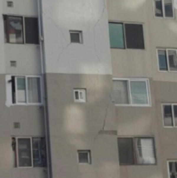 포항 지진피해로 한 아파트 벽에 균열이 갔다. /출처=온라인 커뮤니티