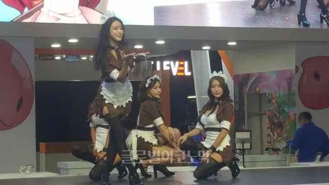 '그라비티' 부스에서 춤 동선을 점검 중인 모델들.