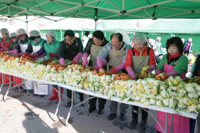 지난 14일 익산시 새마을회가 독거노인 등을 위해 김장김치 나누기 행사를 하고 있다 (익산시=제공)