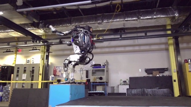 체조선수나 가능한 정도의 화려한 '백 공중점프'는 SF영화에나 나오던 로봇의 움직임처럼 자연스럽다. 자료=유튜브