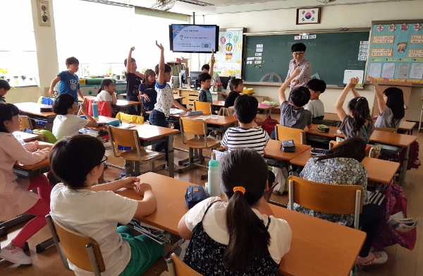 SK건설 임직원이 한 초등학교에서 '행복한 초록교실' 수업을 진행하고 있다. /사진=SK건설 제공