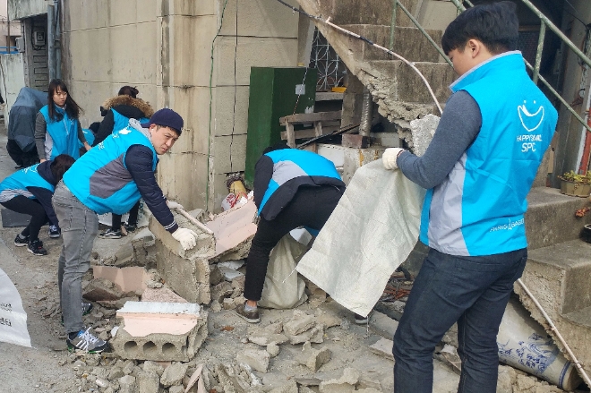 지난 15일 경북 포항시에서 일어난 지진 피해현장에서 자원봉사자들이 복구 작업을 하고 있다.
