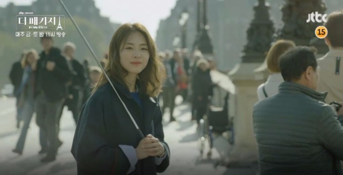 종영 D-1 JTBC 금요/주말드라마 '더패키지' 프랑스 여행, 그 마지막에는…11회 줄거리예고·몇부작·후속? 11월 18일(금요일) 종합편성 채널 JTBC TV편성표에 따르면 밤 11시 JTBC 금토/금요/주말드라마 ‘더 패키지’ 11회가 방송된다. 이날 방송되는 금토/금요/주말드라마 ‘더 패키지’에서는 윤소소(이연희 분), 산마루(정용화 분), 김경재(최우식 분)&한소란(하시은 분), 정연성(류승수 분)&나현(박유나 분), 오갑수(정규슈 분)&한복자(이지현 분), 윤수수(윤박 분) 9명이 떠났던 프랑스 여행의 마지막 모습을 그려낸다. ('더패키지' 마지막회, 종영, 결말) /사진=JTBC 금토/금요/주말드라마 ‘청춘시대2’(청춘시대 시즌2) 후속 드라마 '더패키지' 11회 예고 영상 캡처 