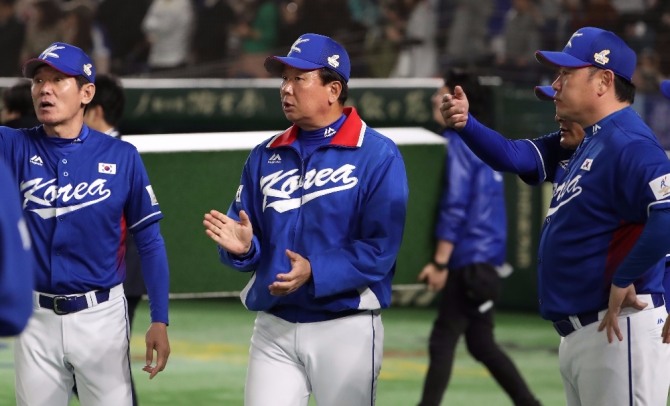 아시아프로야구챔피언십 일본과 대만의 경기 중계가 편성되지 않아 야구팬들의 불만을 사고 있다. 사진은 한국 대표팀 코치진. 사진=뉴시스