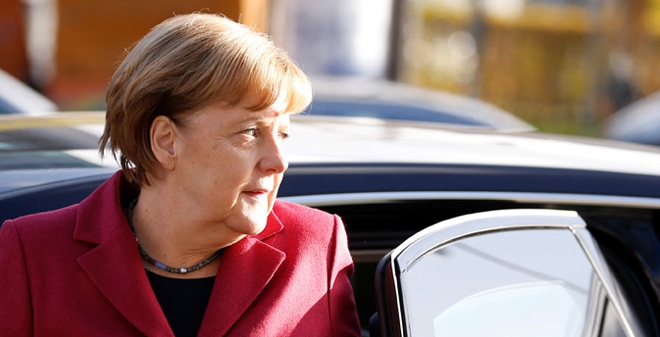 독일의 차기 연립정부 협상이 결렬되면서 앙겔라 메르켈 독일 총리의 정치 생명에 빨간불이 켜졌다. 독일 국민 61.4%가 연정 결렬 후 총리직을 내려놓으라는 반응을 보여 독일 정치 리스크에 대한 우려가 커지고 있다 / 사진=로이터/뉴스1