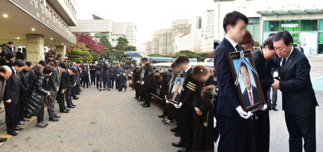 사진=제종길 시장을 비롯한 안산시 공무원들이 세월호 미수습자들의 마지막 가는 길을 배웅하고 있다.