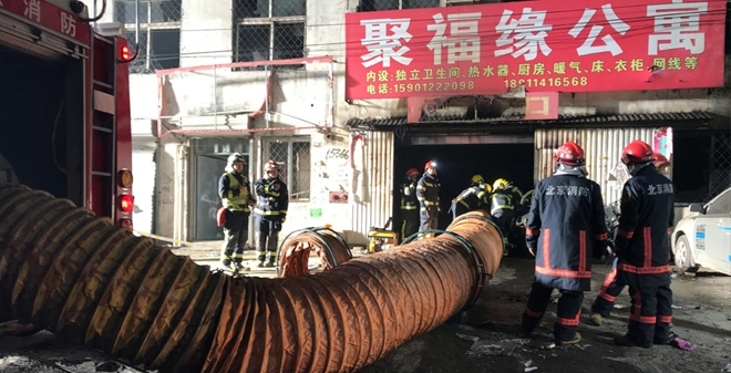 지난 18일 발생한 화재로 19명이 사망한 베이징 시 외곽 임대아파트 인근 건물에 대한 강제 철거가 시작되면서 베이징 시의 '미화운동'이 도마 위에 오르고 있다 / 사진=로이터/뉴스1