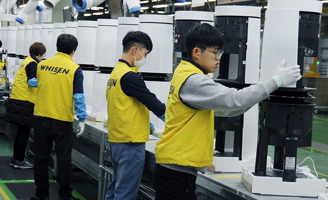 LG전자 직원들이 21일 경남 창원 공기청정기 생산라인에서 퓨리케어 360도 공기청정기를 생산하고 있다.