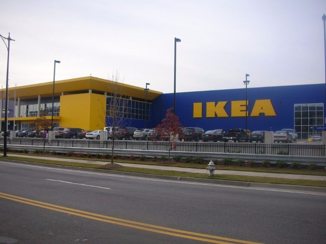 스웨덴 가구업체 이케아의 유리 가구가 미국에서 잇따라 폭발해 소비자제품안전위원회가 조사에 착수한 것으로 알려졌다.