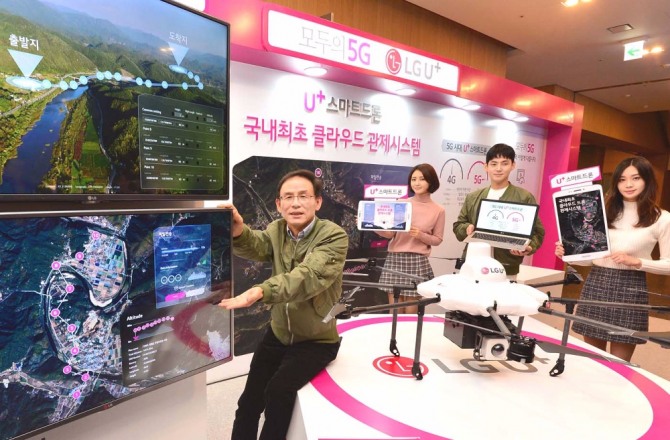 LG유플러스가 21일 서울 용산사옥에서 기자간담회를 열고, LTE망 기반의 U+스마트드론 클라우드 드론관제시스템을 국내 최초로 상용키로 했다고 밝혔다. 사진은 LG유플러스 최주식 FC부문장(왼쪽)이 드론 관제시스템을 소개하고 있는 모습.
