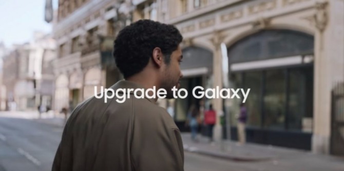 최근 공개된 삼성전자의 미국 광고. '아이폰'을 떠나 '갤럭시'로 업그레이드 하라는 내용을 담고 있다.