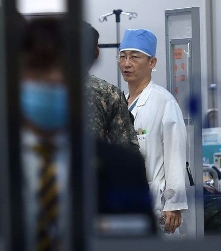 13일 판문점 공동경비구역(JSA) 지역으로 귀순한 북한 군인의 총상을 수술한 수원 아주대학교병원 이국종 교수가 22일 환자 상태에 대해 브리핑할 것으로 알려졌다. 사진=뉴시스