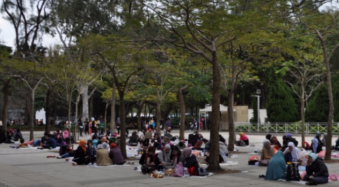 빅토리아 공원에는 주말이 되면 동남아시아 각 국가의 전통 복장 차림의 여성을 많이 볼 수 있다. 홍콩은 주말이 되면 가정부가 집을 비워야 한다는 법이 있기 때문이다.