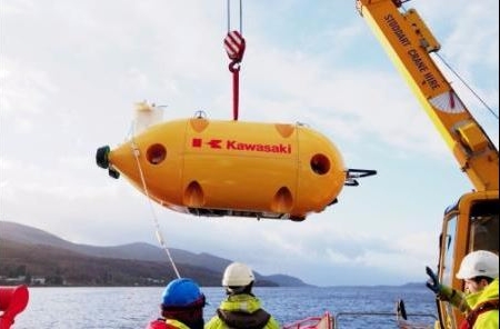 스코틀랜드 시험 해역에 투입되는 가와사키중공업의 자율 무인 잠수정. 사진=가와사키중공업