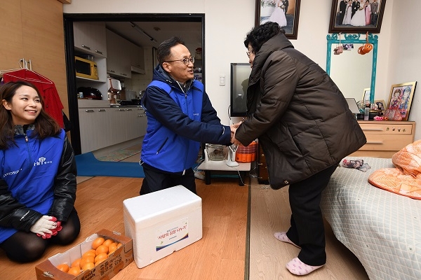 효성이 21일 마포구 저소득층 가정을 방문해 사랑의 김장김치 10kg을 전달했다. 사진=효성 