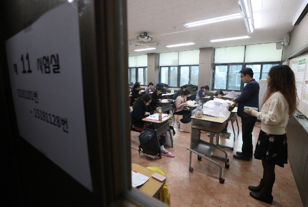  2018학년도 대학수학능력시험일인 23일 오전 서울 이화외고(제15시험지구 19시험장)에서 입실 완료한 수험생들이 시험 시작을 기다리고 있다./뉴시스