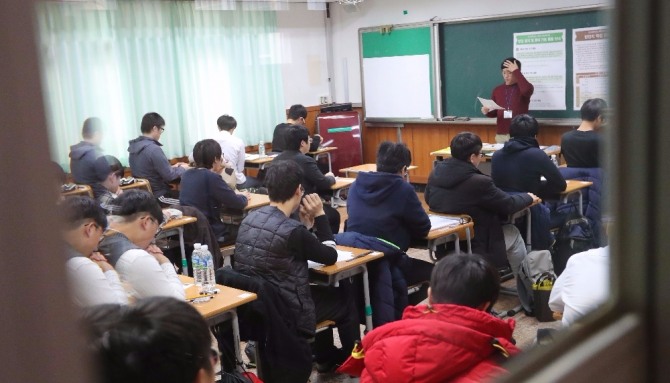 23일 제주시 노형동 2018학년도 대학수학능력시험 제94지구 2시험장인 제일고등학교 고사장에서 수능감독관이 수험생들에게 시험 주의사항을 설명하고 있다./뉴시스