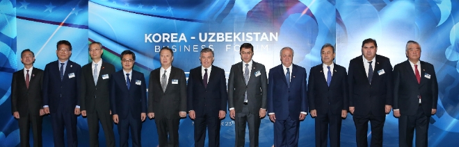 박용만 대한상의 회장(왼쪽 다섯번째)과 샤브카트 미로모노비치 미르지요예프(Shavkat Miromonovich Mirziyoyev) 우즈베키스탄 대통령(왼쪽 여섯번째)이 주요참석자들과 기념촬영을 하고 있다. 사진=대한상의 