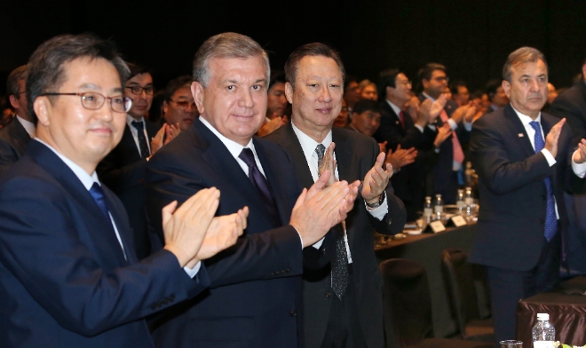 박용만 대한상의 회장(왼쪽 세번째)과 샤브카트 미로모노비치 미르지요예프(Shavkat Miromonovich Mirziyoyev) 우즈베키스탄 대통령(왼쪽 두 번째)이 박수를 치고 있다. 사진=대한상의
