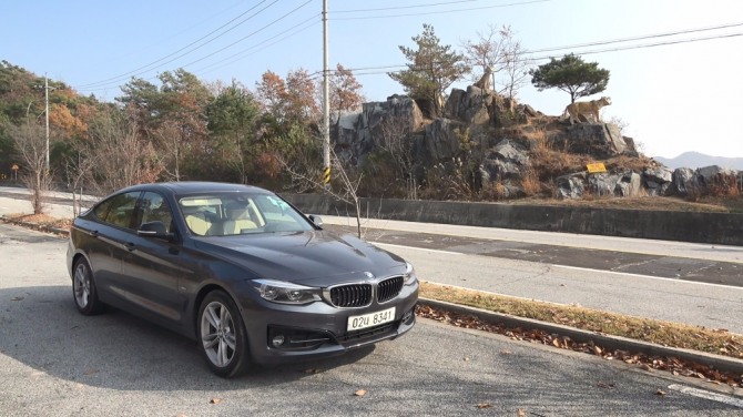 이번 [여자이야기]는 ‘BMW 3GT 320d’를타고  35번 국도를 달리며 범바위까지 달려봤다. 