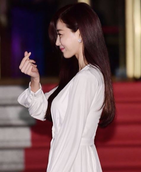 배우 김사랑이 새하얀 드레스를 입고 선녀 같은 자태를 뽐냈다. 사진=김사랑 인스타그램 캡처 