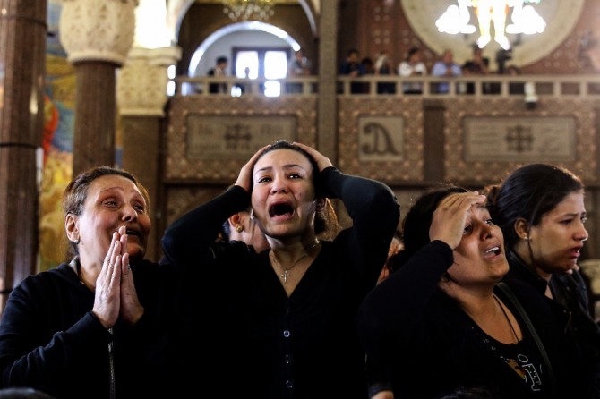 24일(현지시간) 이집트 시나이 반도의 한 모스크(이슬람교 사원)에서 무장세력에 의한 폭탄·총격 테러가 발생해 현재까지 최소 235명이 사망했다. 사진은 지난 4월 알렉산드리아 교회에서 테러가 발생한 뒤 이집트인들이 오열하는 모습. 사진=뉴시스