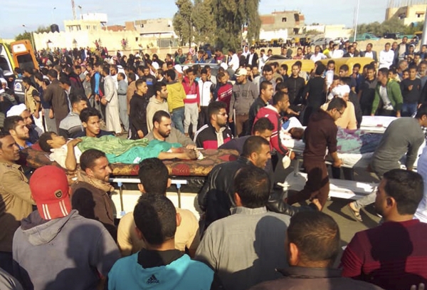 이집트 북시나이 반도 비르 알아브드에서 24일 무장괴한들이 예배자로 붐비는 이슬람 사원을 테러공격해 200명 이상을 살해하는 참사가 발생했다. 사건 후 주민과 구급대원이 부상자를 급히 병원으로 옮기고 있다. 2017.11.25 AP/뉴시스