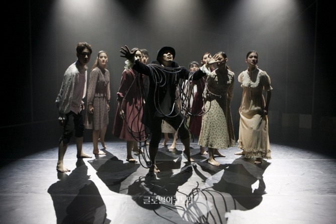 정길만 안무의 '떠난 자의 노래'