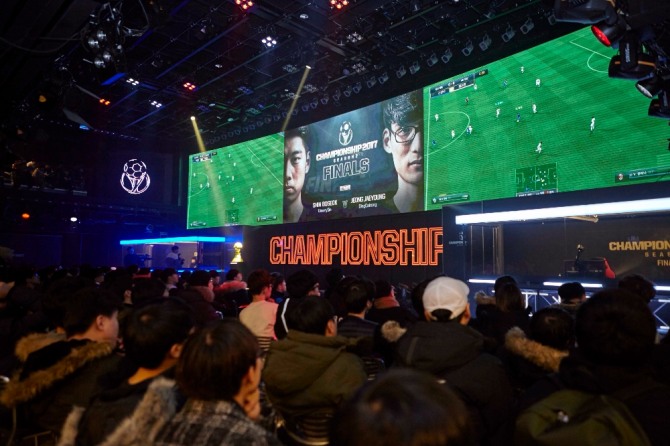 온라인 축구게임 ‘EA SPORTS™ 피파 온라인 3 아디다스 챔피언십 2017 시즌2’ 결승전에서 정재영이 신보석을 꺾고 우승했다.