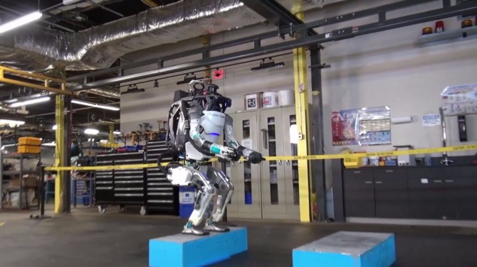일본 소프트뱅크 산하의 로봇 개발 기업 보스턴 다이내믹스가 인간형 2족 보행 로봇 '아틀라스(Atlas)'의 최신 버전을 공개했다. 자료=유튜브