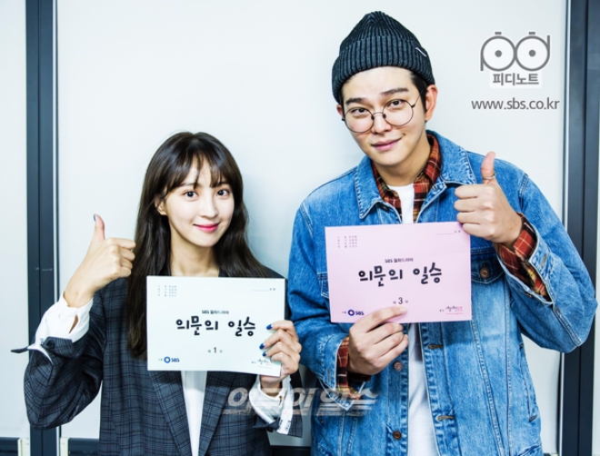 [월화드라마] '사랑의 온도' 후속 '의문의 일승' 일승 윤균상×진영 정혜성 첫방송...등장인물관계도·줄거리·몇부작? 11월 27일 월요일 SBS TV편성표에 따르면 오후 10시 SBS 월화드라마 ‘의문의 일승’ 1회~2회가 방송된다. SBS 월화드라마 ‘사랑의 온도’가 종영됨에 따라 후속으로 편성된 SBS 새 월화드라마 ‘의문의 일승’이 첫 방송으로 그 시작을 알린다. 한편 SBS 월화드라마 ‘의문의 일승’은 윤균상, 정혜성, 김희원, 도기석, 강신효, 최원영, 임현식, 전국환, 김영필, 윤유선, 박성근, 오승훈, 김동원, 장현성, 전성우, 김다예, 전익령, 윤복인, 최대훈, 문우진, 전노민, 윤나무 등의 배우가 출연한다. (전작 BS 월화드라 '사랑의 온도' ) /사진=SBS 월화드라 '의문의 일승' 피디노트 '의문의 일승' 출연 배우 정혜성성, 배우 윤균상스틸컷 