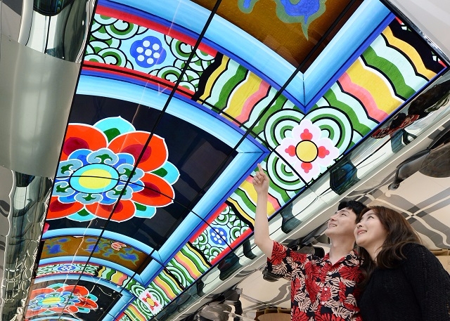 LG전자가 서울 용산 서울드래곤시티 호텔 31층에 올레드 사이니지를 설치했다.