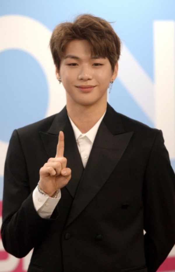 강다니엘이 행사장에서 포즈를 취하고 있다. 사진=뉴시스