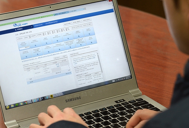 한 시민이 국세청 홈페이지 홈택스에서 연말정산 서비스 자료를 조회하고 있다. 사진=뉴시스