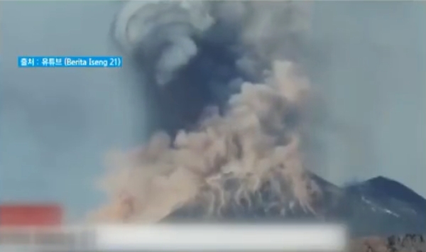 인도네시아 발리에서 화산이 폭발했다. 사진=유트브(Berita Iseng21) 화면 캡처