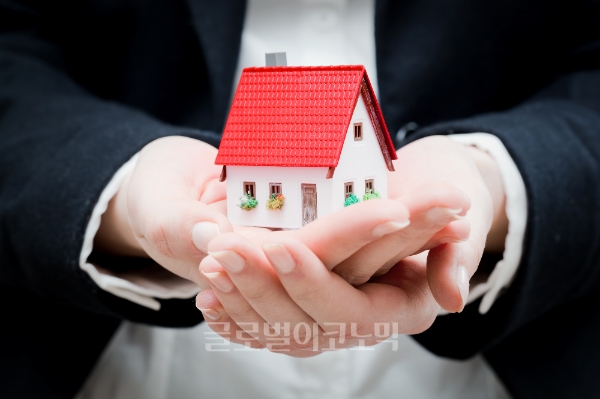 한국은행이 6년 여 만에 기준금리 인상을 단행하면서 부동산 시장에 ‘한파’가 예고된다.
