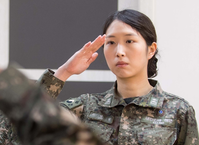 최태원 SK그룹 회장의 둘째 딸 최민정(27) 해군 중위가 30일 전역했다.사진=뉴시스