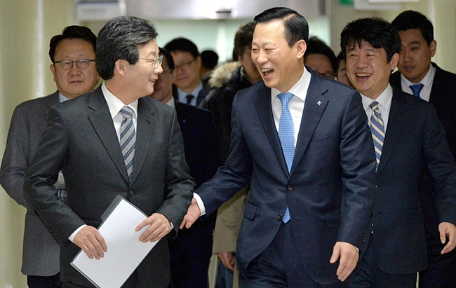 유승민 바른정당 대선후보(왼쪽)가 지난 2월 3일 서울 중구 기업은행 본점을 찾은 자리에서 김도진 행장(오른쪽)이 환하게 웃으며 맞이하고 있다. 사진=뉴시스