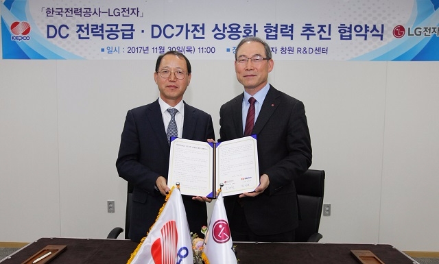 송대현 LG전자 H&A사업본부장 사장(오른쪽)과 김시호 한국전력공사 사장이 지난달 30일 경남 LG전자 창원R&D센터에서 ‘DC전력 공급 및 DC가전 상용화 협력’을 위한 업무협약을 체결했다.