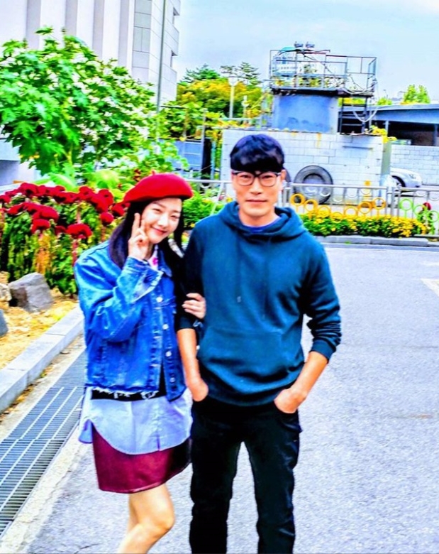 KBS2 주말드라마 '황금빛 내 인생'에서 강남구 역의 최귀화(오른쪽)가 첫사랑이자 유일한 사랑인 선우희 역의 정소영을 향해 학 천 마리를 접으며 순정을 그려내 로맨스 향방에 관심이 모아지고 있다. 사진=최귀화 인스타그램 캡처