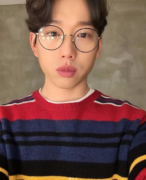 MBC '복면가왕' 청개구리왕자가 10cm(십센치) 권정열로 밝혀진 가운데 히트곡 '아메리카노'가 청소년 유해물 판정을 받은 사실이 재조명 받고 있다. 사진=권정열 인스타그램 캡처 