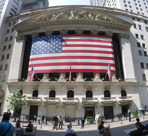 미국 뉴욕중시는 3개의 증권거래소가 주도하고 있다. 그중에서도 단연  핵심은 뉴욕증권거래소 즉 NYSE이다,  NYSE의 탄생과 흘러온 역사. 기획시  즈 김대호 박사의 월가이야기 4편이다. 사진은 미국 월스트리트에 있는 NYSE 본관. 